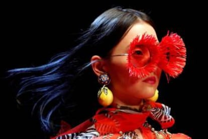 Una modelo con una creación de Dolce & Gabbana en un desfile en Milán (Italia).