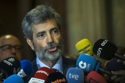 El presidente del CGPJ, Carlos Lesmes, a la salida de la reuniónde la sala de gobierno del Tribunal Superior de Justicia de Cataluña donde ha expresado su apoyo a los jueces destinados en Cataluña.
