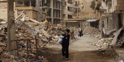 Niños caminan por un barrio de Deir al-Zor, en el noreste de Siria, el pasado 3 de marzo.
