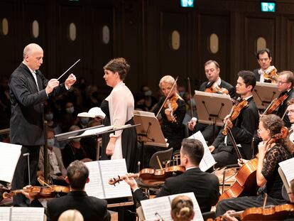 Paavo Järvi, la contralto Wiebke Lehmkuhl y la Orquesta de la Tonhalle de Zúrich en el concierto de reapertura de la histórica sala de conciertos suiza el pasado miércoles.