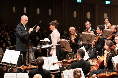 Paavo Järvi, la contralto Wiebke Lehmkuhl y la Orquesta de la Tonhalle de Zúrich en el concierto de reapertura de la histórica sala de conciertos suiza el pasado miércoles.