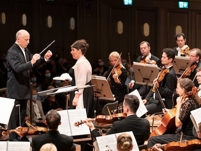 Paavo Järvi, la contralto Wiebke Lehmkuhl y la Orquesta de la Tonhalle de Zúrich en el concierto de reapertura de la histórica sala de conciertos suiza el pasado miércoles.