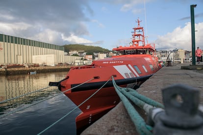 Una embarcación de Salvamento Marítimo fabricado por Astilleros Armón, atracado en el puerto de Burela.