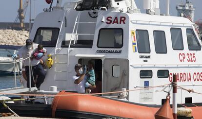 Dos niños migrantes desembarcan este domingo en el puerto de Pozzallo (Italia).