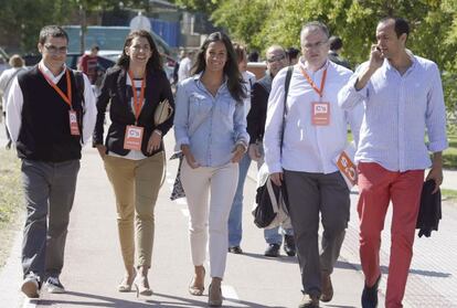 La candidata de Ciudadanos (C's) al Ayuntamiento de Madrid, Begoña Villacís (centro), junto a compañeros del partido, tras votar en el Centro Cultural Tamara Rojo de Villanueva del Pardillo.