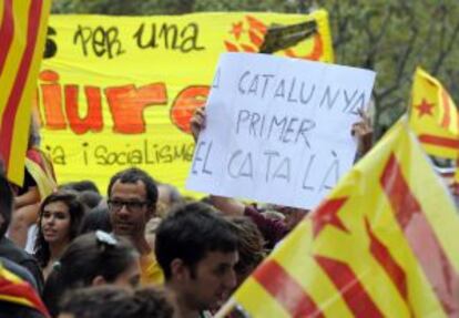 Un grupo de manifestantes durante la Diada con una pancarta en defensa del catalán.