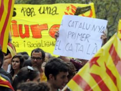 Un grupo de manifestantes durante la Diada con una pancarta en defensa del catalán.
