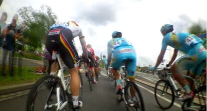 Ciclistas pedalean durante la cuarta etapa entre le Touquet y Lille.