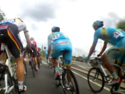 Ciclistas pedalean durante la cuarta etapa entre le Touquet y Lille.