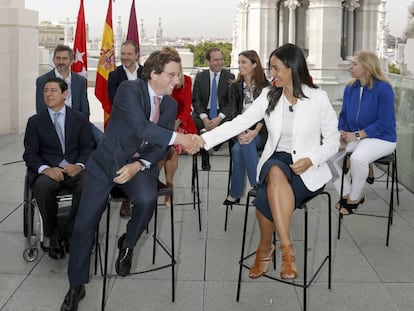 José Luis Martinez Almeida, Begoña Villacís y los ediles que pactaron el actual acuerdo de Gobierno, en el Palacio de Cibeles el 23 de septiembre de 2019.