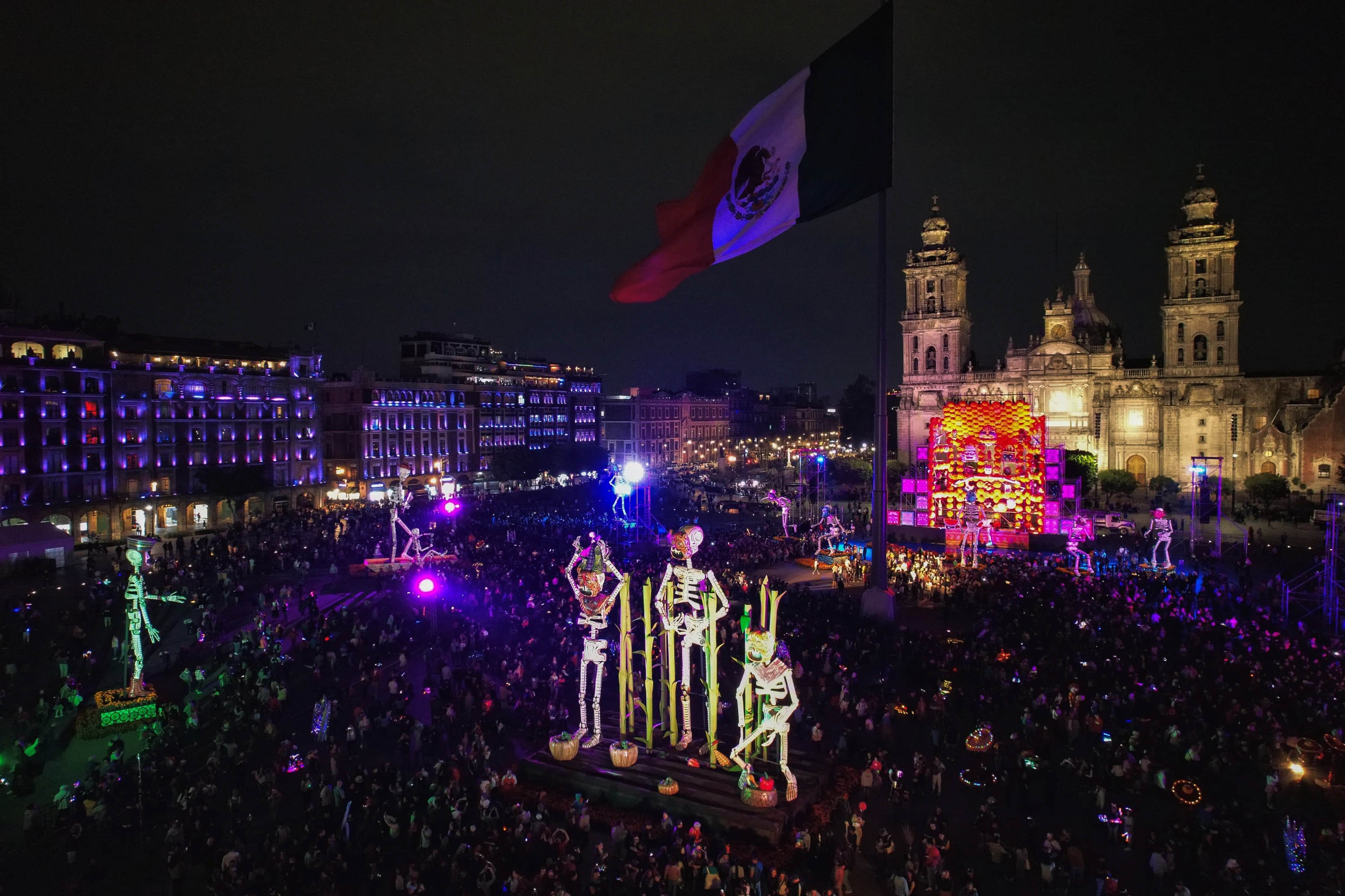 Esqueletos, luces y una ofrenda monumental: el Zócalo de Ciudad de México se transforma para el Día de Muertos