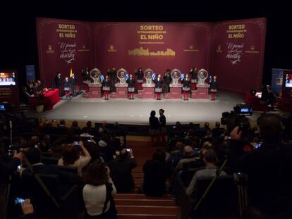 El primer premio del sorteo extraordinario de la lotería de El Niño, celebrado hoy en el Centro de Congresos y Exposiciones "Lienzo Norte" de Ávila y dotado con dos millones de euros por serie, 200.000 euros al décimo.