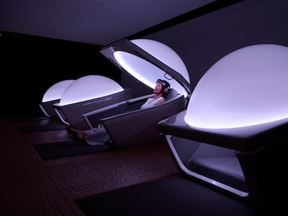 La tienda insignia de Shiseido en Tokio cuenta con unas futuristas cabinas en las que las clientas se someten a sesiones de meditación que incluyen estímulos sonoros, aromáticos y lumínicos.