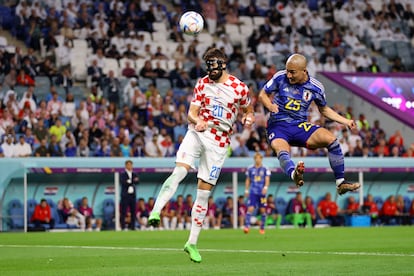 Josko Gvardiol, de Croacia, salta en una disputa aérea con el japonés Daizen Maeda.