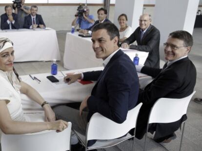 El secretario general del PSOE, Pedro S&aacute;nchez, con el equipo de expertos que colabora en la redacci&oacute;n del programa electoral, compuesto, entre otros, por el exministro Jordi Sevilla (a la derecha).
