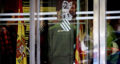 Dos operarios de Iberdrola, en la recepci&oacute;n de la Consejer&iacute;a de Sanidad, donde les han impedido el acceso a las instalaciones.