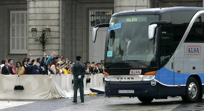 El diluvio se había desatado. La alfombra roja estaba totalmente empapada. La mayor parte de los invitados hicieron el recorrido en autobús, con el resultado de que llegaron todos a la vez desbordando a los camareros del convite que no daban abasto con las bandejas. El príncipe de Gales rechazó el autobús y cruzó la plaza con un paraguas chapoteando en la alfombra roja.