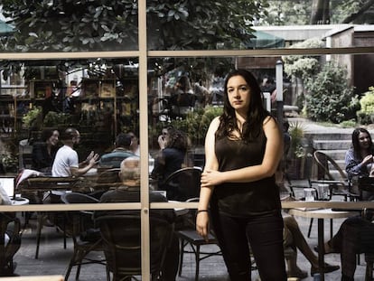 La escritora Fernanda Melchor, en una cafetería de Ciudad de México.