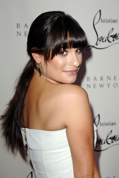 Lea Michele es una de las nuevas abanderadas del flequillo. Su personaje de Glee, Rachel Berry, a veces lo lleva y a veces no. Pero en la vida real la actriz no se lo suele quitar y, de hecho, lo luce bien tupido y sobre las cejas.