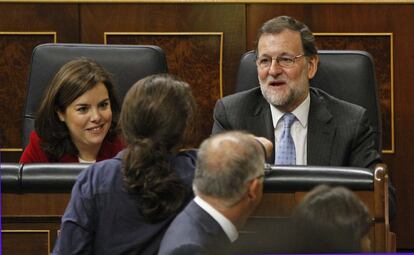 Pablo Iglesias saluda a Mariano Rajoy en presencia de Soraya Saenz de Santamaría.