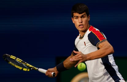 Alcaraz devuelve la pelota durante el partido de la tercera ronda contra Tsitsipas.