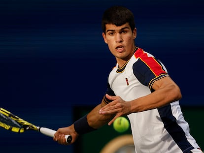 Alcaraz devuelve la pelota durante el partido de la tercera ronda contra Tsitsipas.