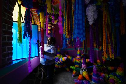 Una mujer en su negocio familiar de piñatas en Acolman (México), el 13 de diciembre.