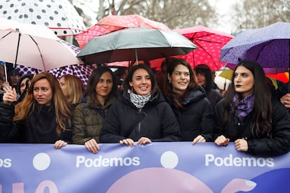 Las líderes de Podemos, Ione Belarra (segunda por la izquierda), e Irene Montero (centro), junto a Isa Serra (segunda por la derecha) participan en la manifestación del 8M en Madrid.
