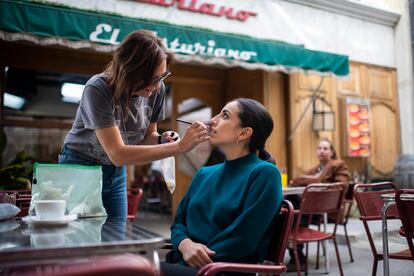 Una maquilladora retoca a una actriz en la terraza de 'El Asturiano'. 
