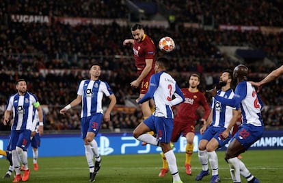 Kostas Manolas, de la Roma, salta sobre varios jugadores del Oporto.