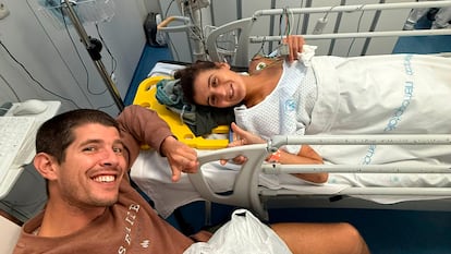 La corredora de trail, Sara Alonso, junto a su pareja este domingo en hospital, en una fotografía facilitada por ella.
