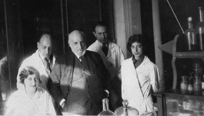 Cajal (centro), flanqueado por Carmen Serra (izquierda) y Enriqueta Lewy.