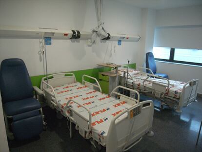 Una habitación doble en el hospital de Majadahonda en octubre de 2008, antes de que fuera retirada la segunda cama de todas las estancias.