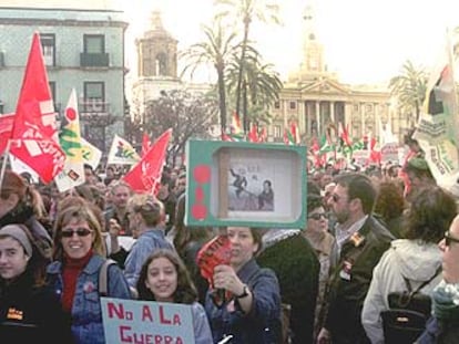 Aspecto de la manifestación de ayer en Cádiz, en contra de la guerra.