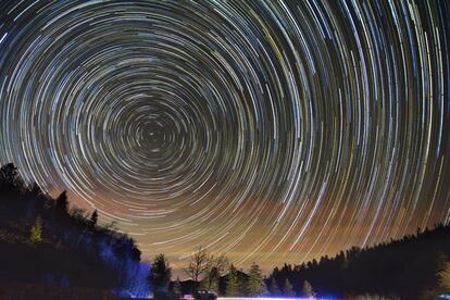 En esta foto hecha por la combinación de 264 imágenes de 20 segundos de exposición cada una, las estrellas forman anillos de luz alrededor de Polaris, la Estrella Polar, sobre Newfound Gap, en el Parque Nacional de las Grandes Montañas Humeantes, EEUU.