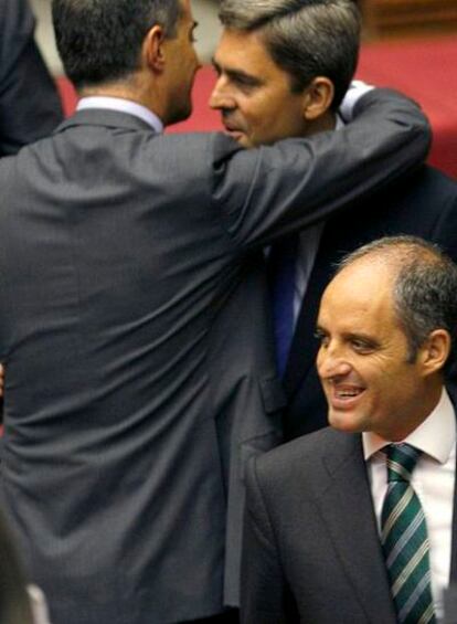 El saludo entre los tres dirigentes del PP valenciano a la entrada del presidente de la Generalitat al hemiciclo ha sido frío.