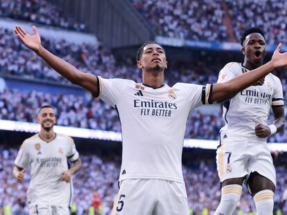 Jude Bellingham , Vinicius y Joselu celebran el primer gol del Real Madrid.