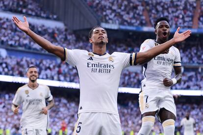 Jude Bellingham , Vinicius y Joselu celebran el primer gol del Real Madrid.