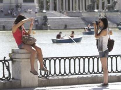 Turistas en el parque del Retiro de Madrid.