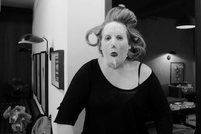 Adele sorprendió a todos sus 'fans' con los rulos y la mascarilla puestos. "¡Me levanté así!", bromeó la cantante en sus redes sociales. Lo cierto es que las celebridades se han enganchado a las mascarillas de papel —que hacen furor en Japón— para cuidar su rostro, son de usar y tirar y están impregnadas de una loción para hidratar, matificar, purificar, etcétera.