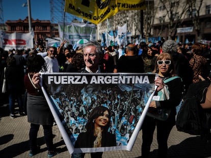 Simpatizantes de Cristina Fernández de Kirchner participan este viernes en una movilización en repudio al atentado.