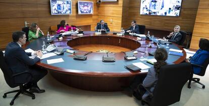 Reunión del Consejo de Ministros celebrada este martes para aprobar más medidas económicas que limiten el impacto económico y social de la pandemia del coronavirus e indicar en qué condiciones los menores podrán salir a la calle.