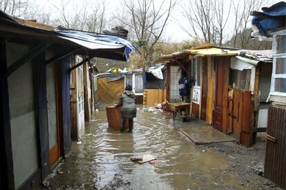 Una mujer trata de salvar sus muebles en un poblado de rumanos en Astigarraga, inundado tras el desbordamiento del río Urumea.