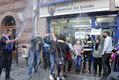 Jugadoras del equipo de balonmano de Basauri celebran la lluvia de millones.