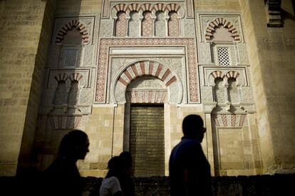 Es el monumento más importante de todo el Occidente islámico y uno de los más asombrosos del mundo. En su historia se resume la evolución completa del estilo omeya en España, además de los estilos gótico, renacentista y barroco de la construcción cristiana. En la imagen, turistas caminan por el exterior de la Mezquita-Catedral de Córdoba.