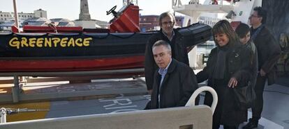 Pere Navarro y la responsable de Medio Ambiente del PSC, N&uacute;ria Mar&iacute;n, ayer con miembros de Greenpeace en el Rainbow Warrior. 