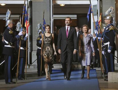Los Reyes Felipe y Letizia, acompañados de la Reina Sofía, a su salida del Teatro Campoamor tras la ceremonia de entrega de los Premios Princesa de Asturias 2016.