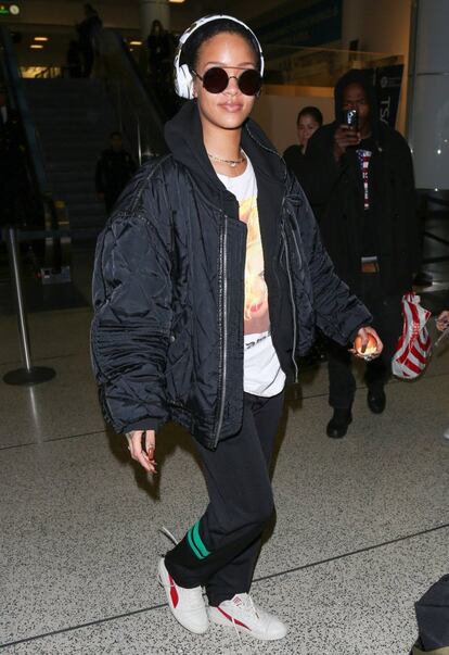 Rihanna eligió esta, de estilo masculino y talla XXL, para hacer deporte en Los Ángeles. La cantante es una fiel seguidora de este tipo de prendas.