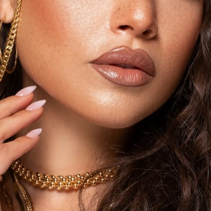 Artículo de EL PAÍS Escaparate sobre el tinte delineador de labios que arrasa en TikTok.