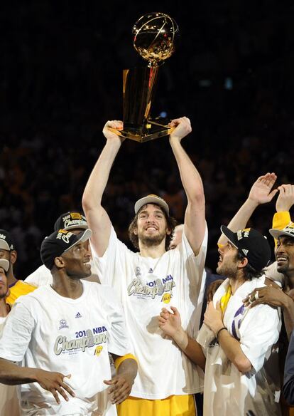 Gasol sostiene el trofeo de campeón de la NBA de la temporada 2009-2010, rodeado de Kobe Bryant ( izda) y Vujacic, tras la victoria de los Lakers sobre los Boston Celtics. El jugador consiguió este título por segundo año consecutivo.